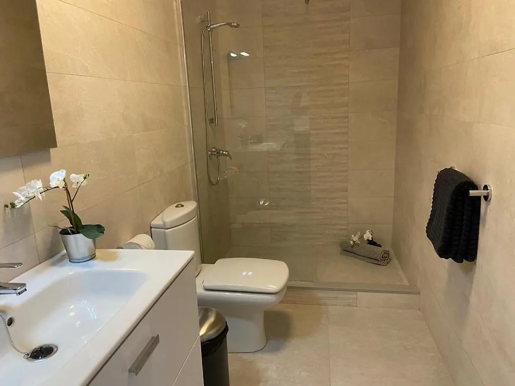 Stunning 2 Bedroom 2 Bathroom 2 Minutes To Beach Puerto del Carmen  0*, Puerto del Carmen (Lanzarote) Spain